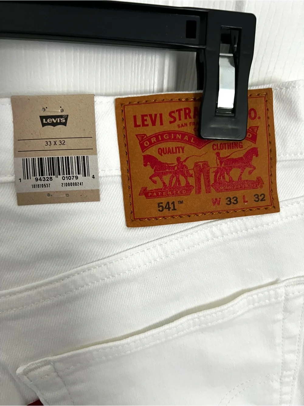 Men's Levis 541 Athletic Taper White Jeans. W33 x L32